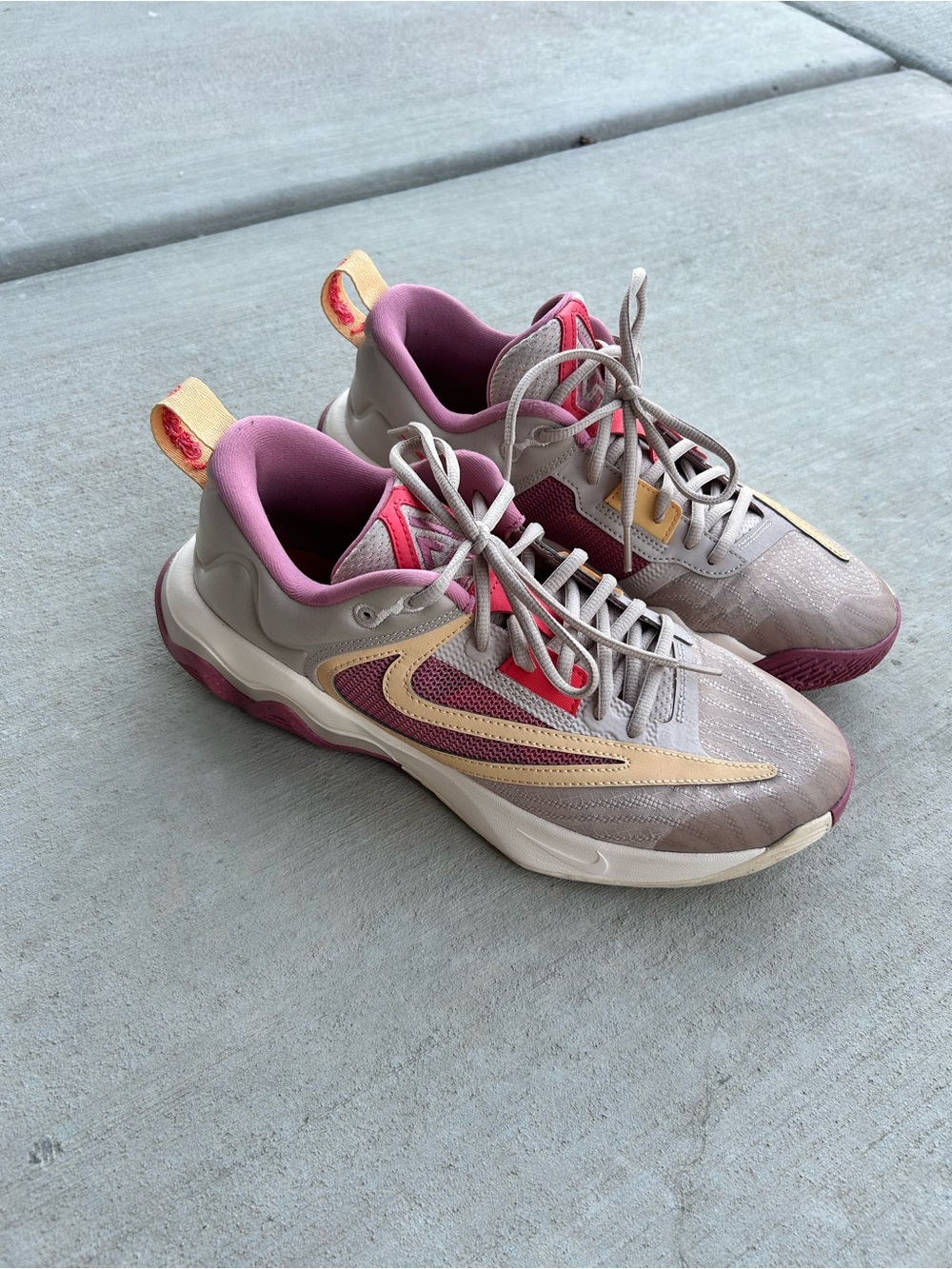 Nike Giannis Immortality 3 Basketball Shoes Mens 9 Fossil Stone Berry